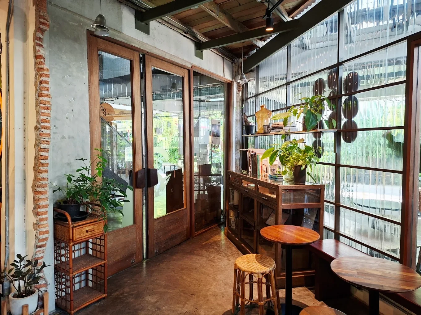 Reference: Piccolo Vicolo, a ribbed-glass corner with plants and wood